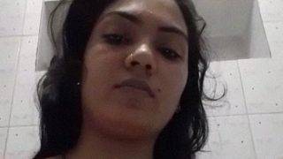 Bhabhi Bathroom Making Uncut Naked Selfie Video